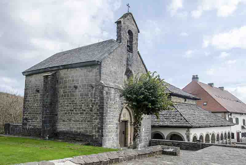 Reyno de Navarra - Orreaga-Roncesvalles 01 - iglesia de Santiago.jpg